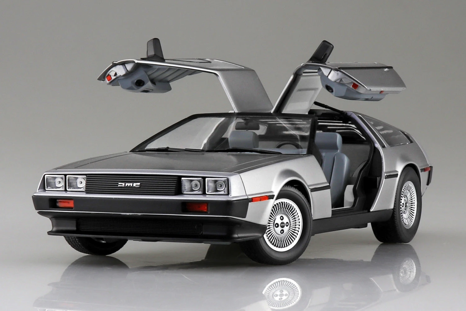 Aoshima 1982 DeLorean DMC-12 1:24 Scale Model Kit 4 Aoshima 1982 DeLorean DMC-12 1:24 Scale Model Kit - Image 2