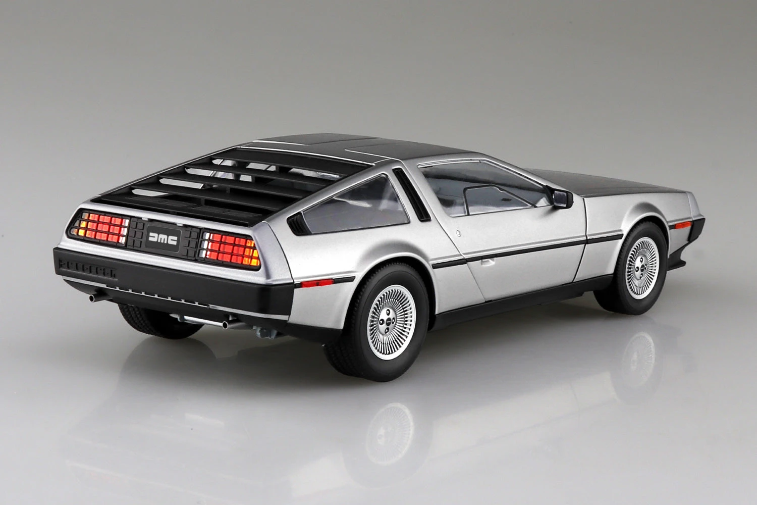 Aoshima 1982 DeLorean DMC-12 1:24 Scale Model Kit 6 Aoshima 1982 DeLorean DMC-12 1:24 Scale Model Kit - Image 4